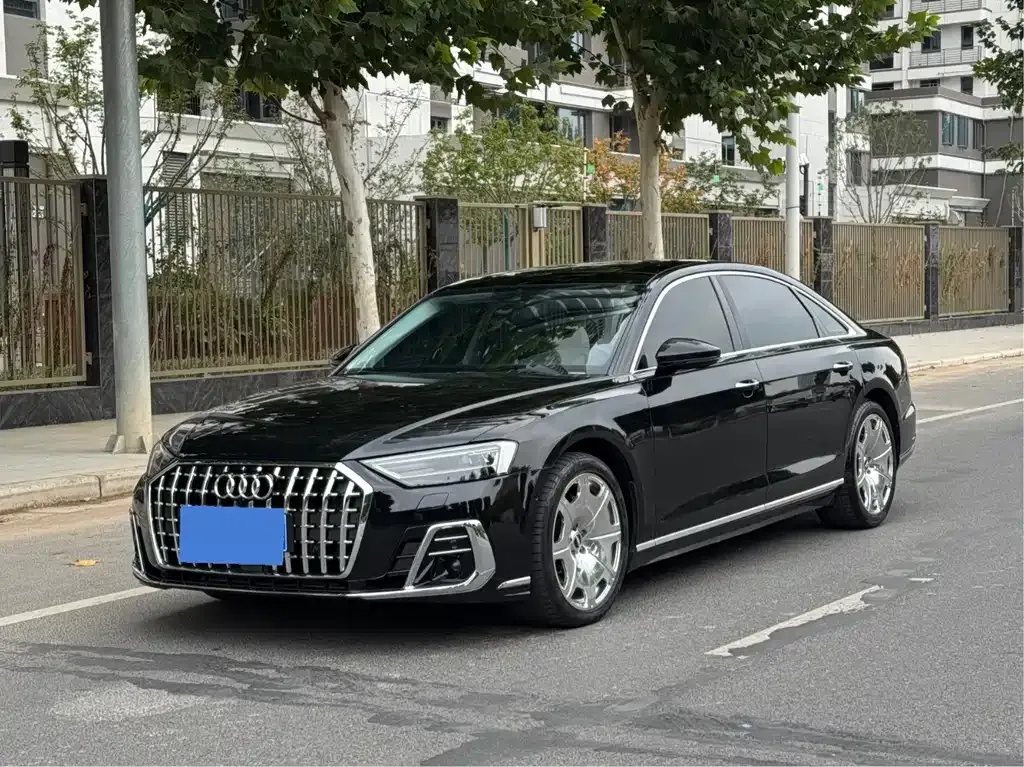 Audi A8 — фото 1