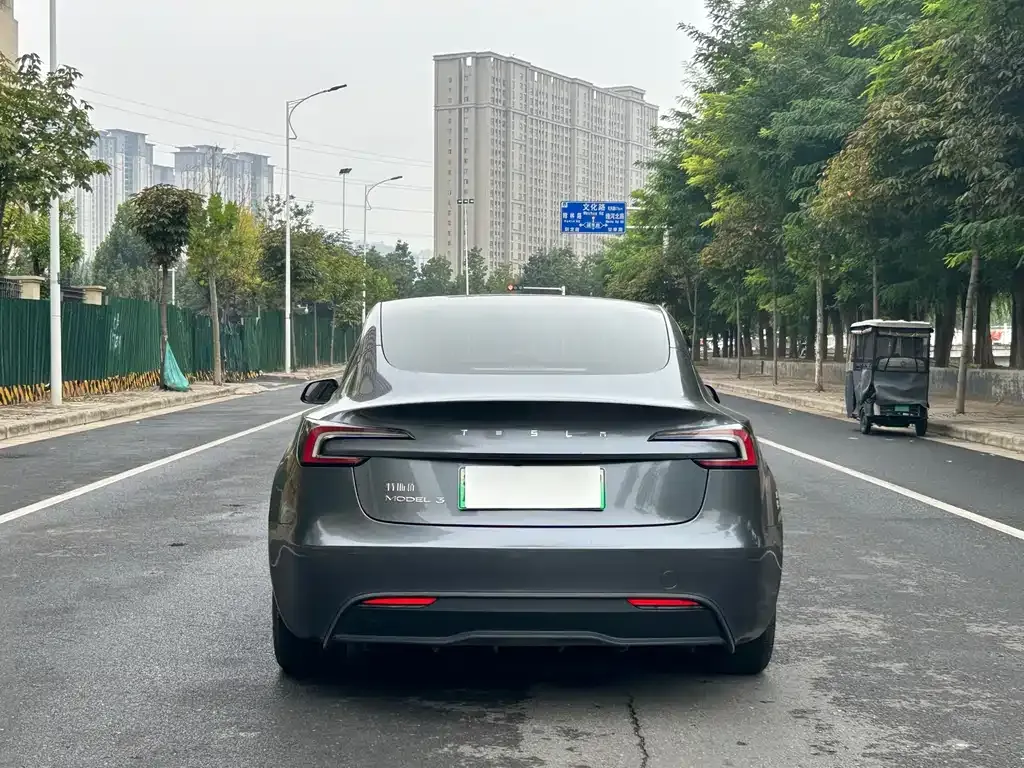 Tesla Model 3 — фото 3