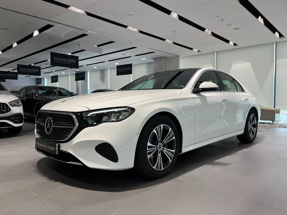 Mercedes-Benz E-Class — фото 1