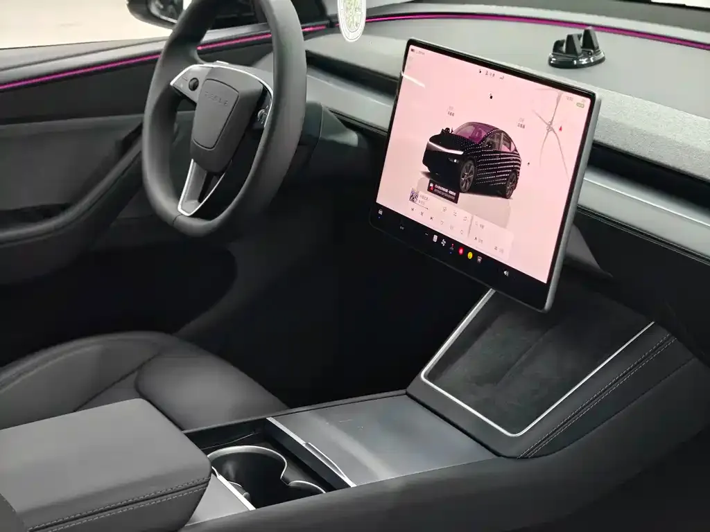 Tesla Model Y — фото 10