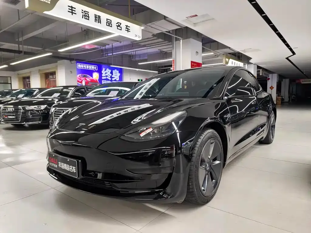Tesla Model 3 — фото 1