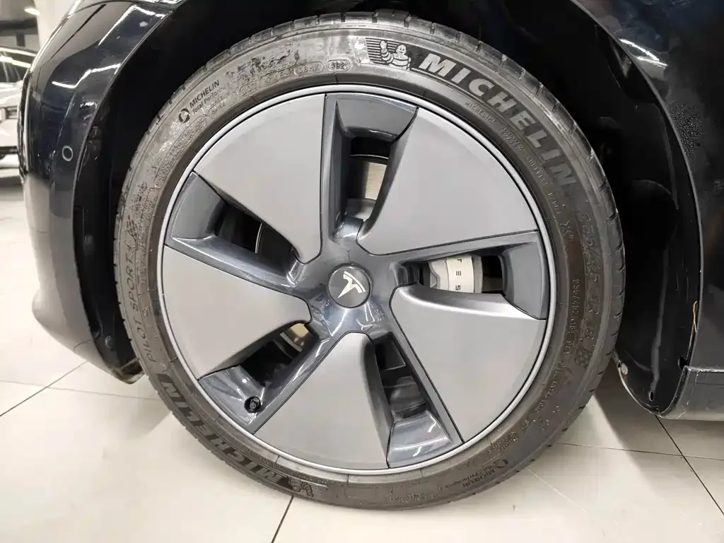 Tesla Model 3 — фото 2