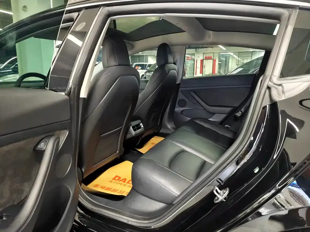 Tesla Model 3 — фото 10