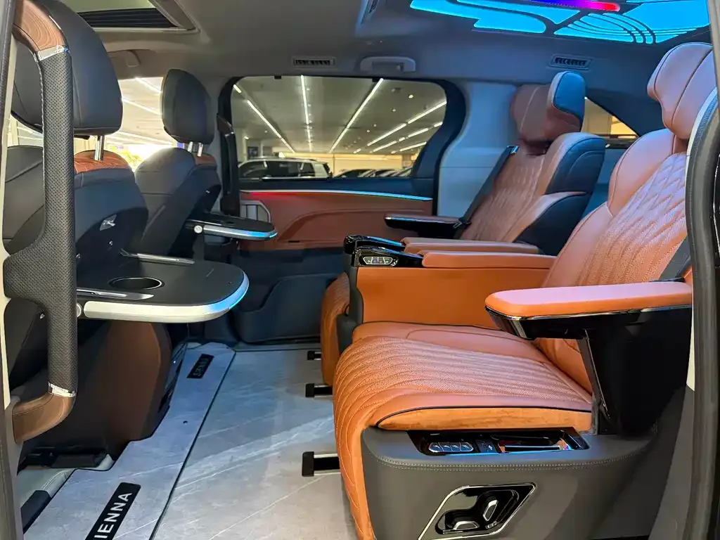 Toyota Sienna — фото 10
