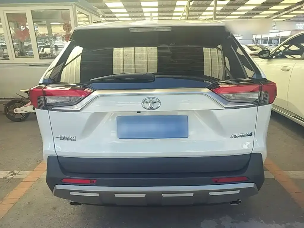 Toyota RAV4 — фото 8