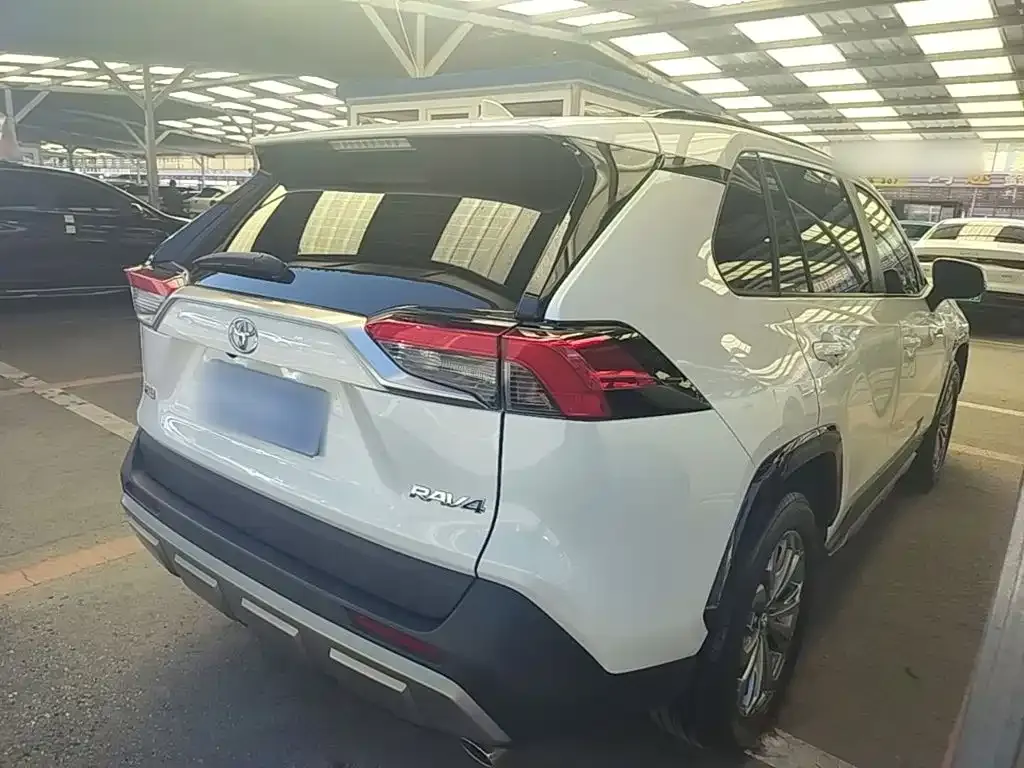 Toyota RAV4 — фото 7
