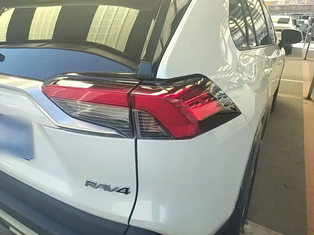 Toyota RAV4 — фото 9