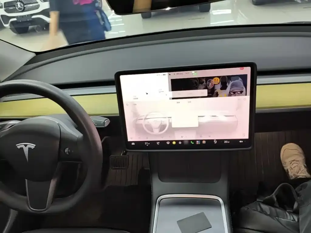 Tesla Model Y — фото 10