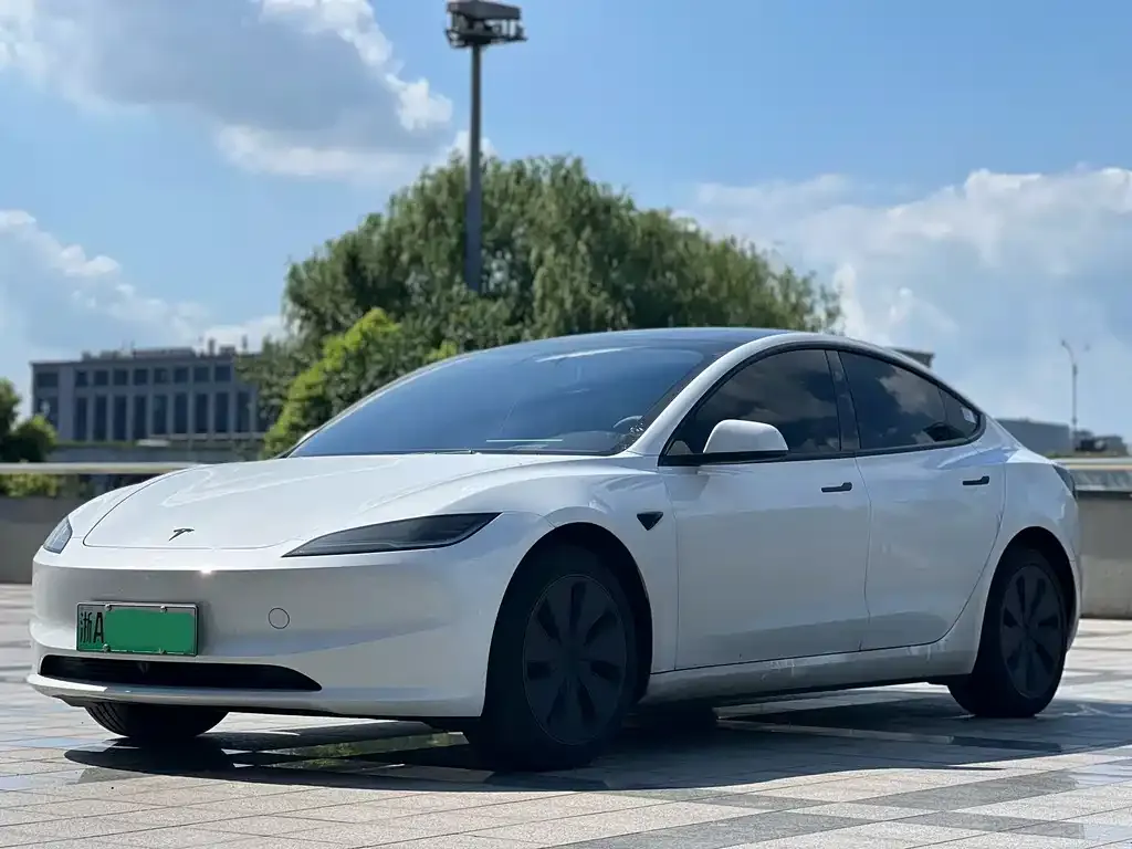 Tesla Model 3 — фото 1