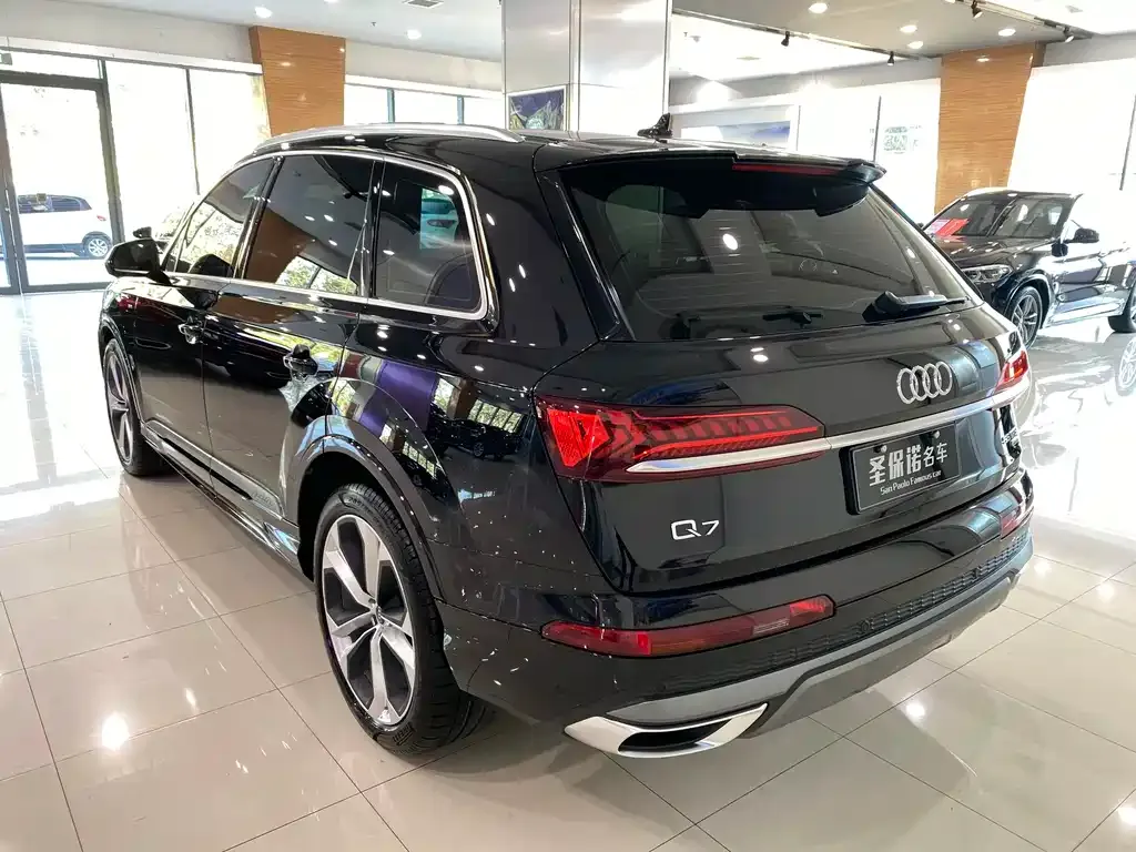 Audi Q7 — фото 10