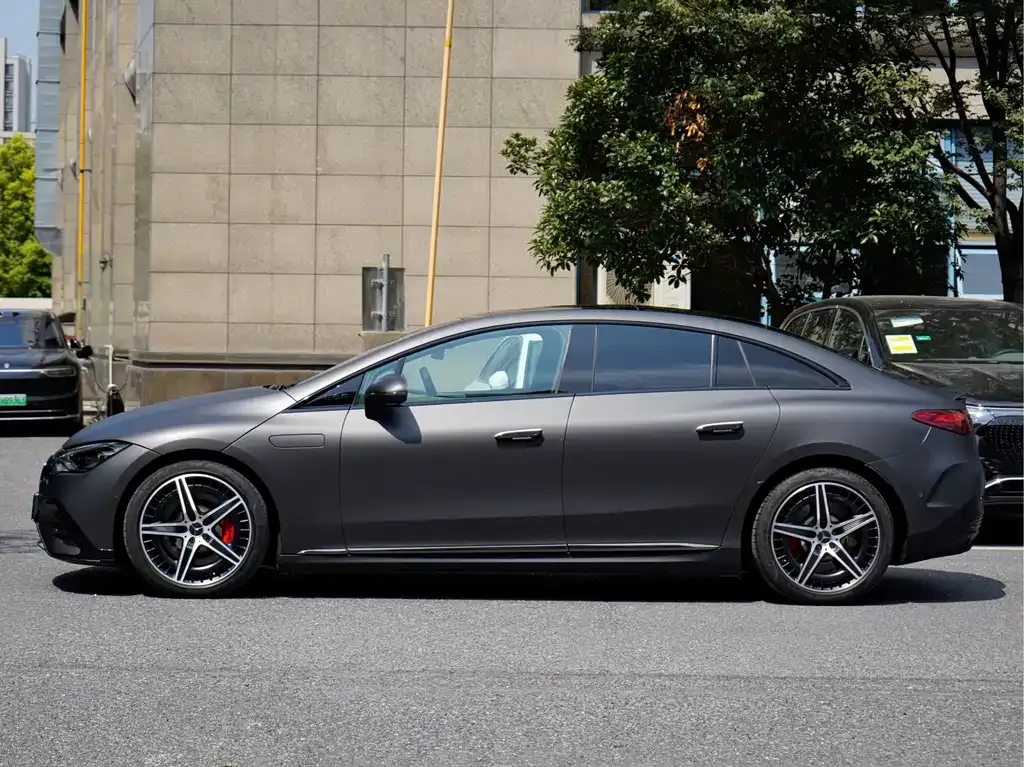 Mercedes-Benz EQE AMG — фото 10