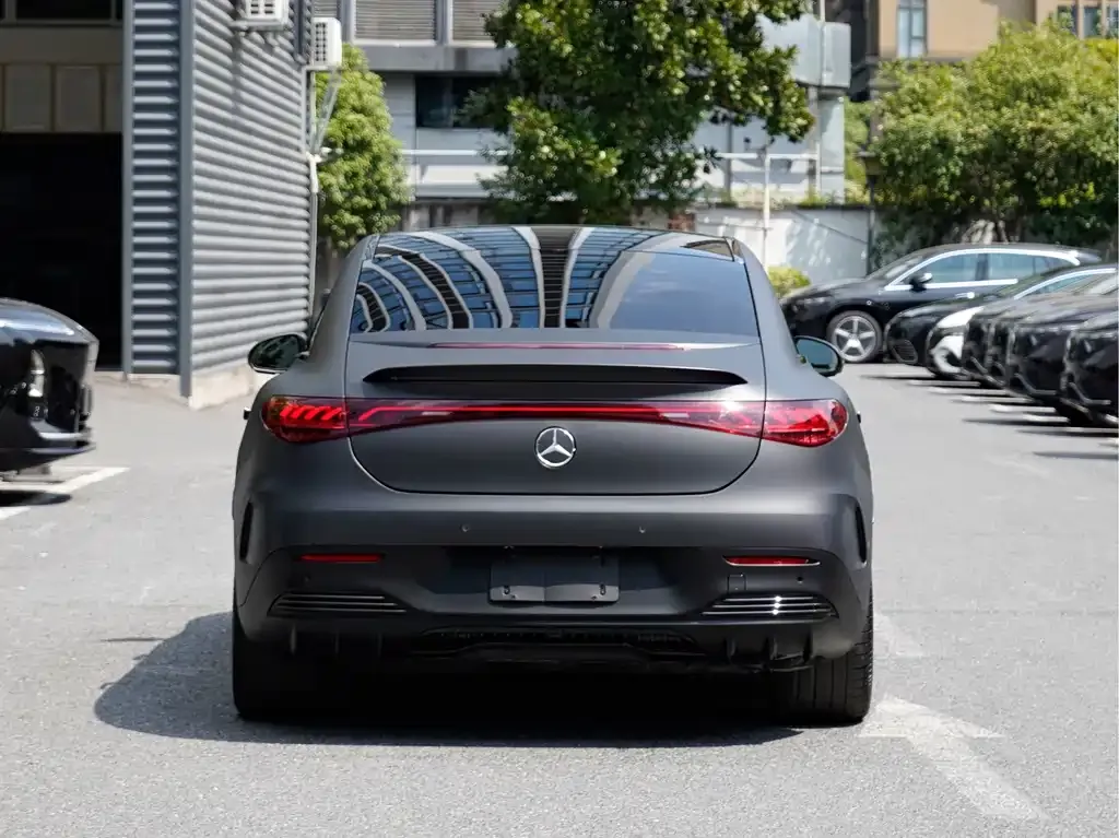 Mercedes-Benz EQE AMG — фото 4
