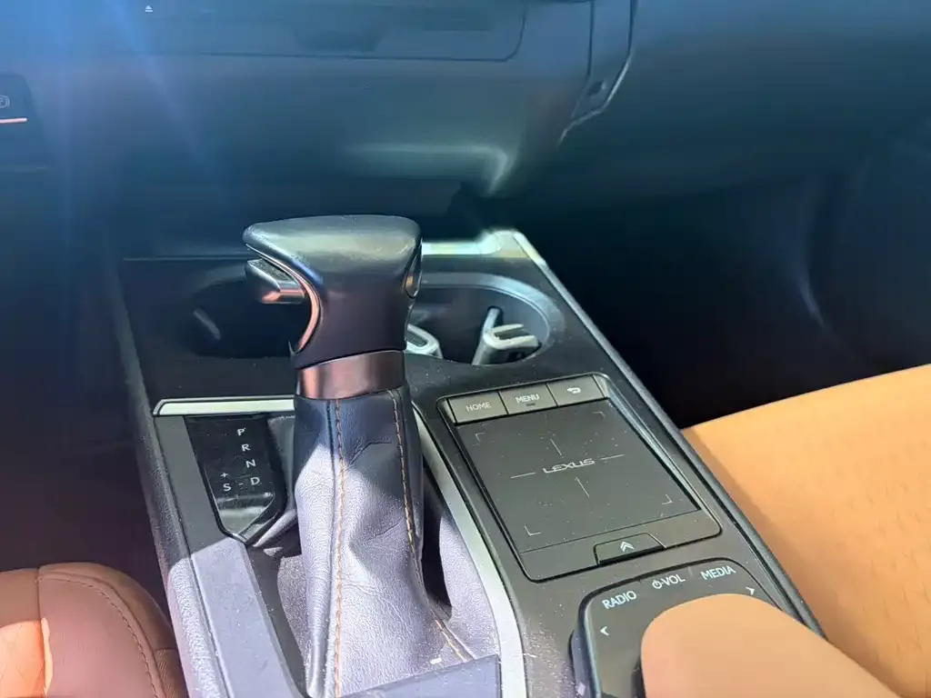 Lexus UX — фото 3
