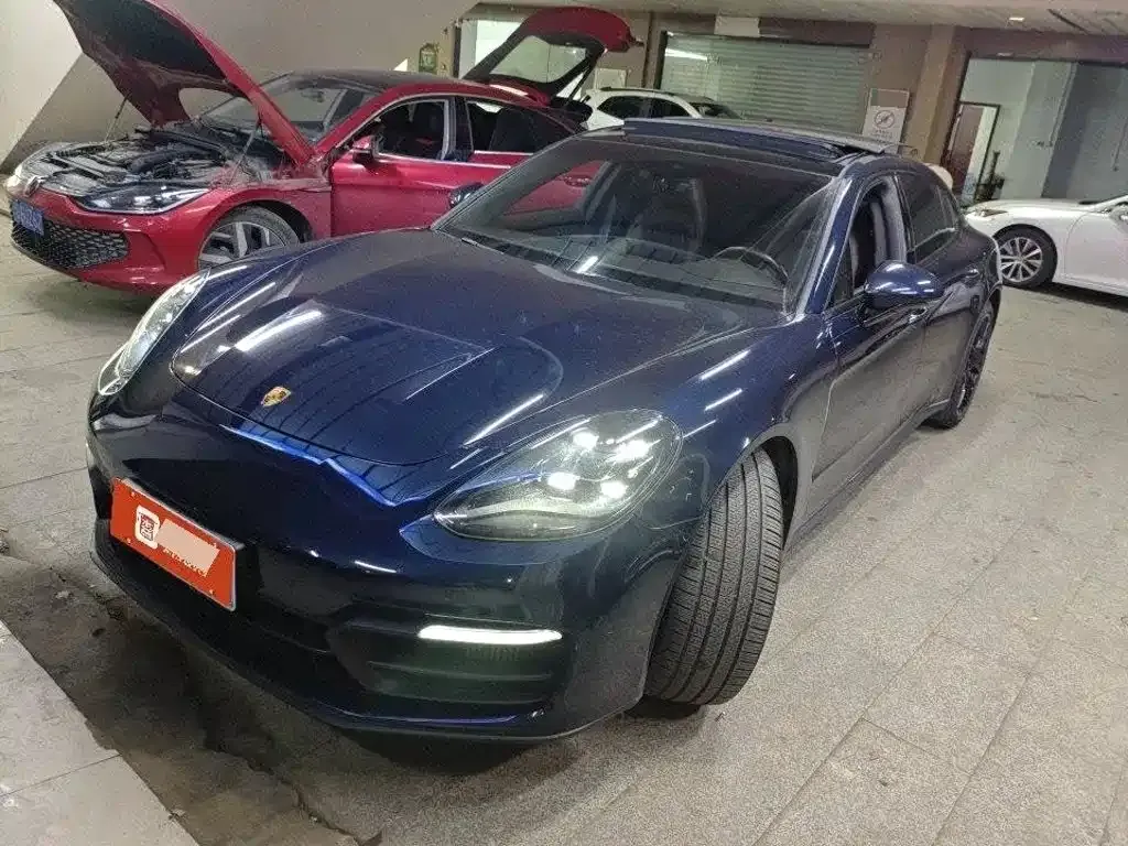 Porsche Panamera — фото 1