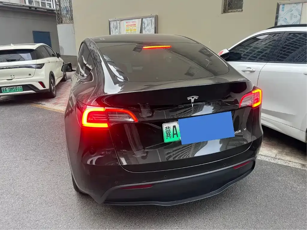 Tesla Model Y — фото 6