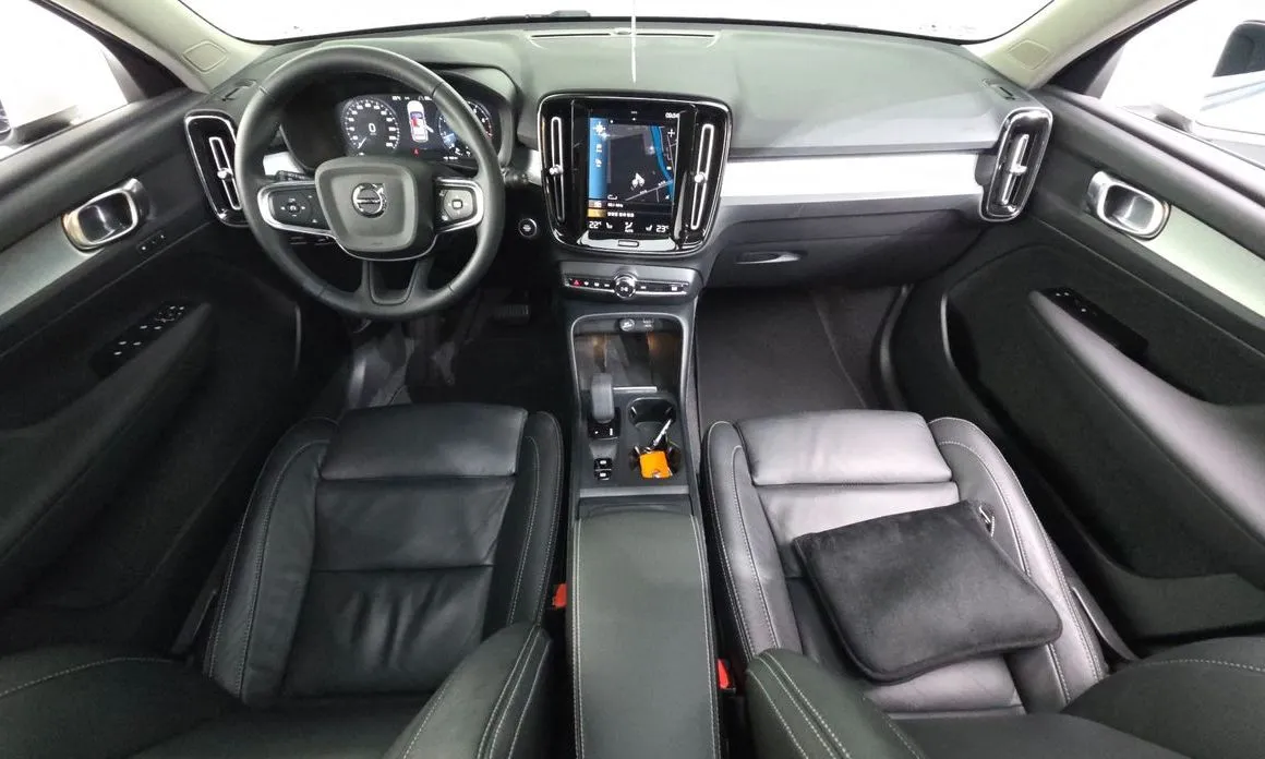Volvo XC40 — фото 10