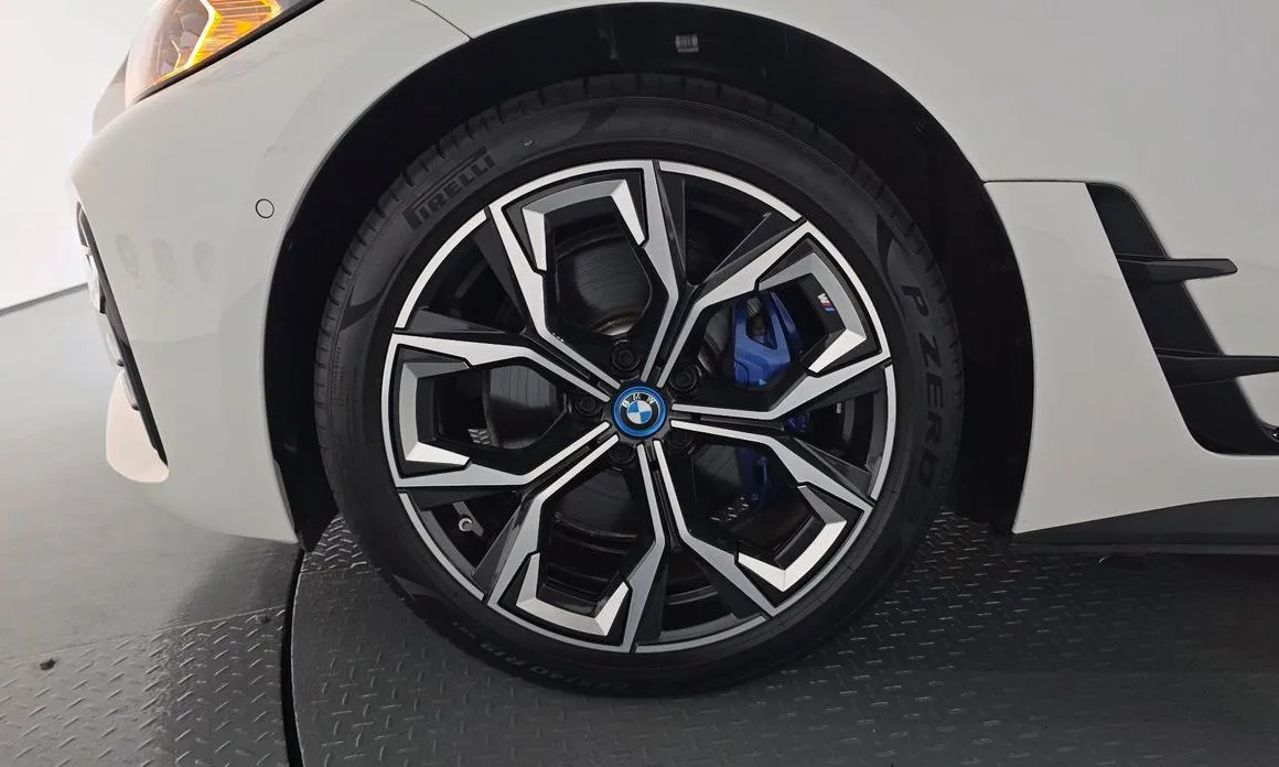 BMW i4 — фото 10