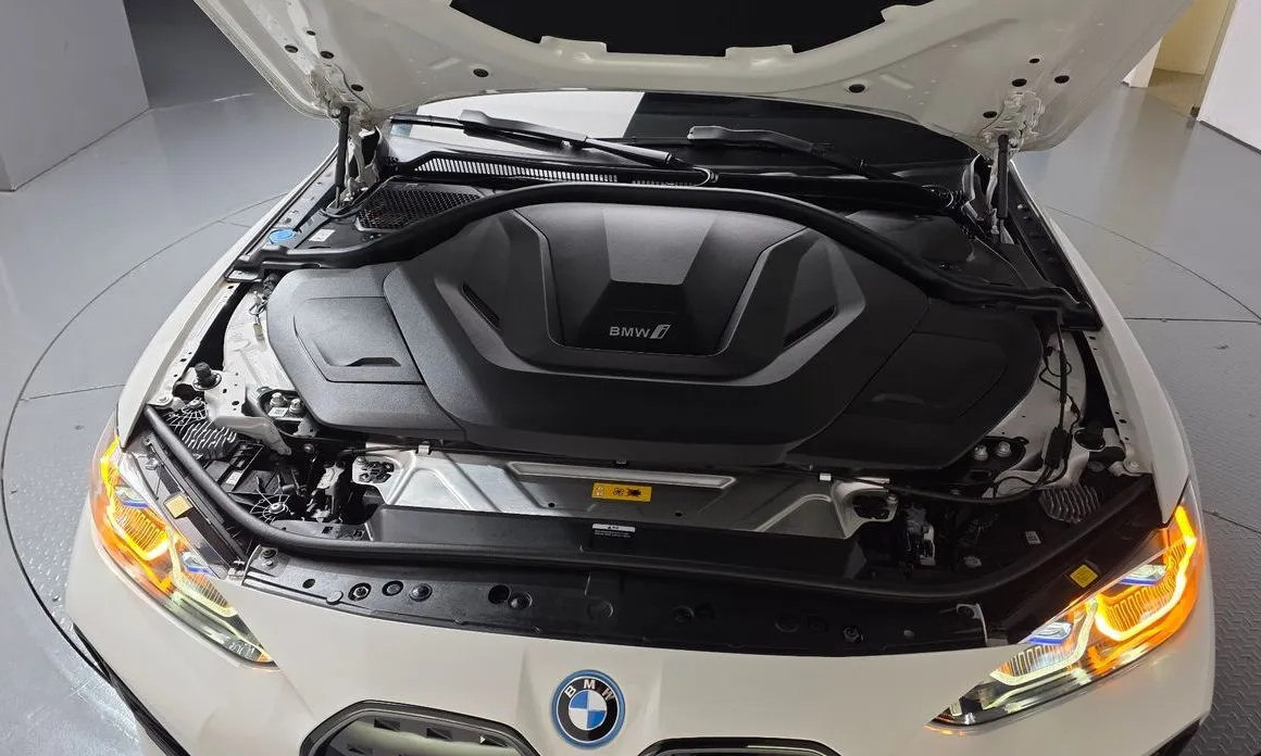 BMW i4 — фото 9