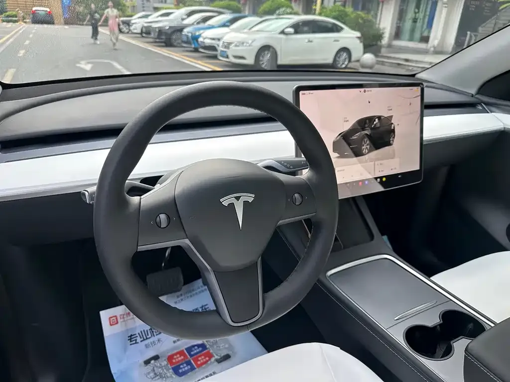 Tesla Model Y — фото 8