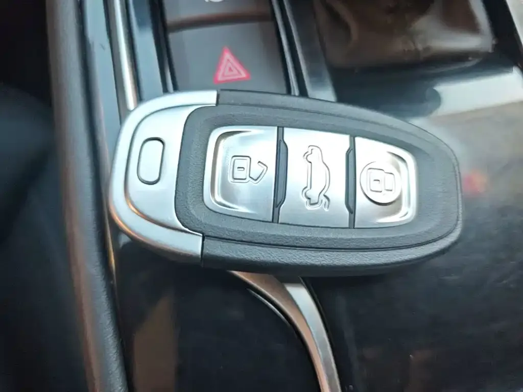 Hongqi E-QM5 — фото 4