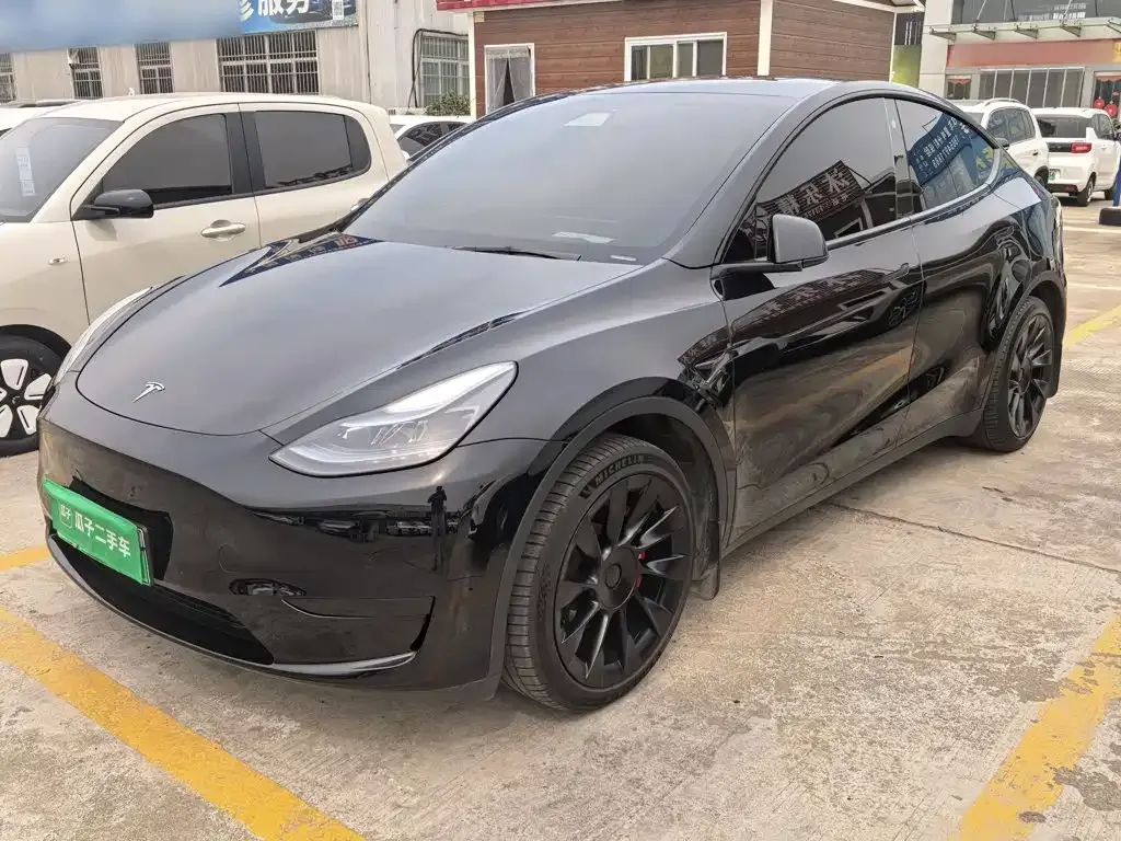 Tesla Model Y — фото 1
