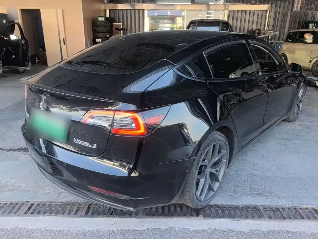 Tesla Model 3 — фото 4