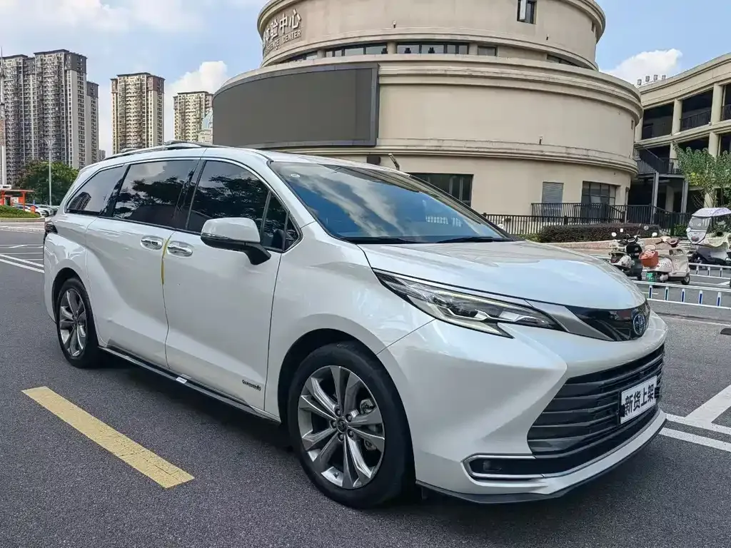 Toyota Sienna — фото 8
