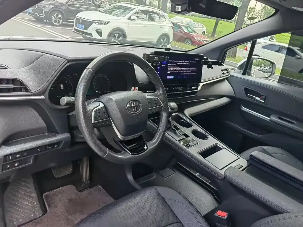 Toyota Sienna — фото 2