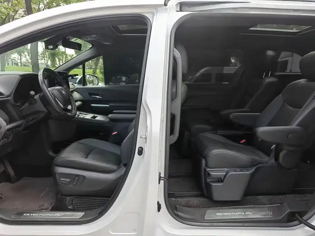 Toyota Sienna — фото 3
