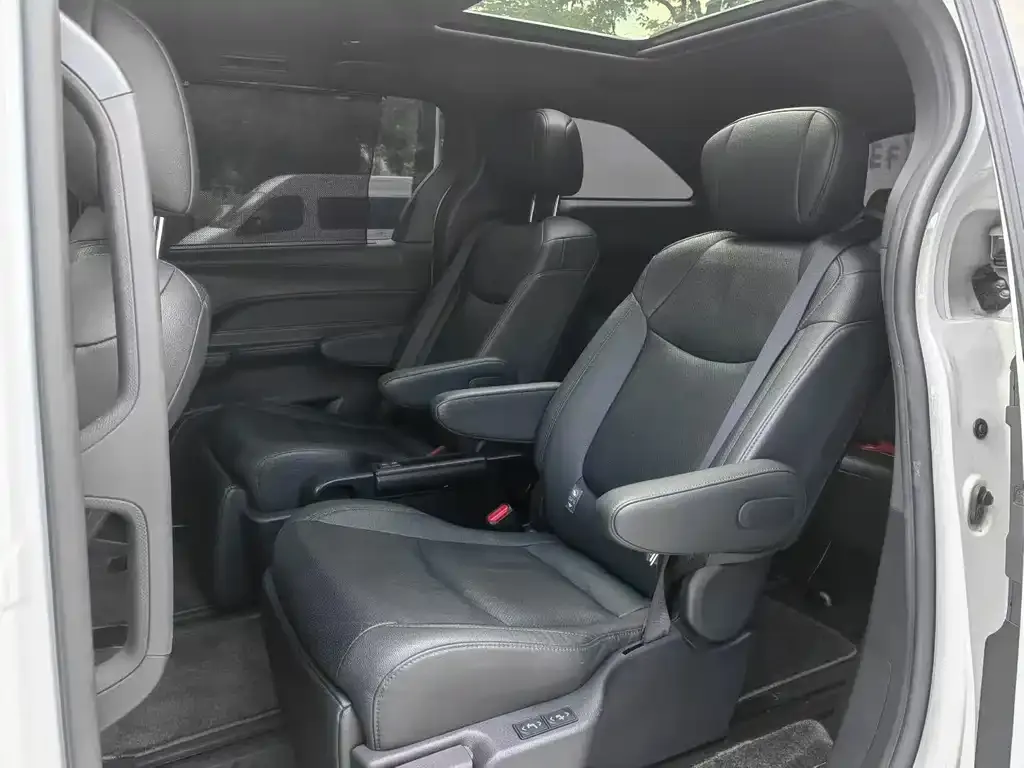 Toyota Sienna — фото 4
