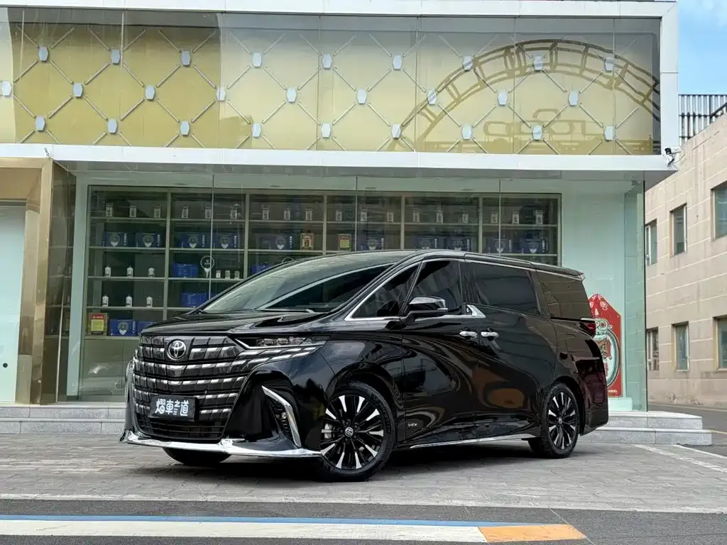 Toyota Alphard — фото 1