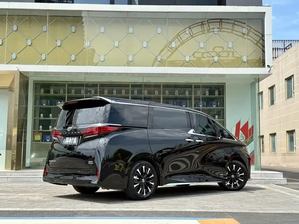 Toyota Alphard — фото 9