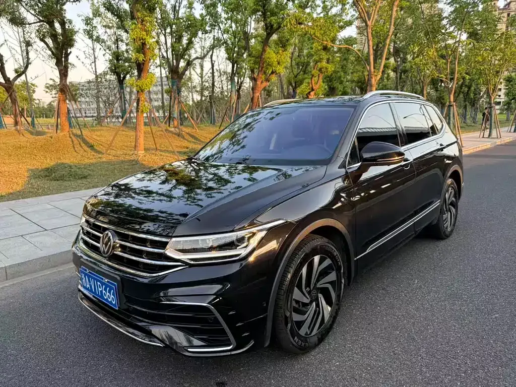Volkswagen Tiguan L — фото 1