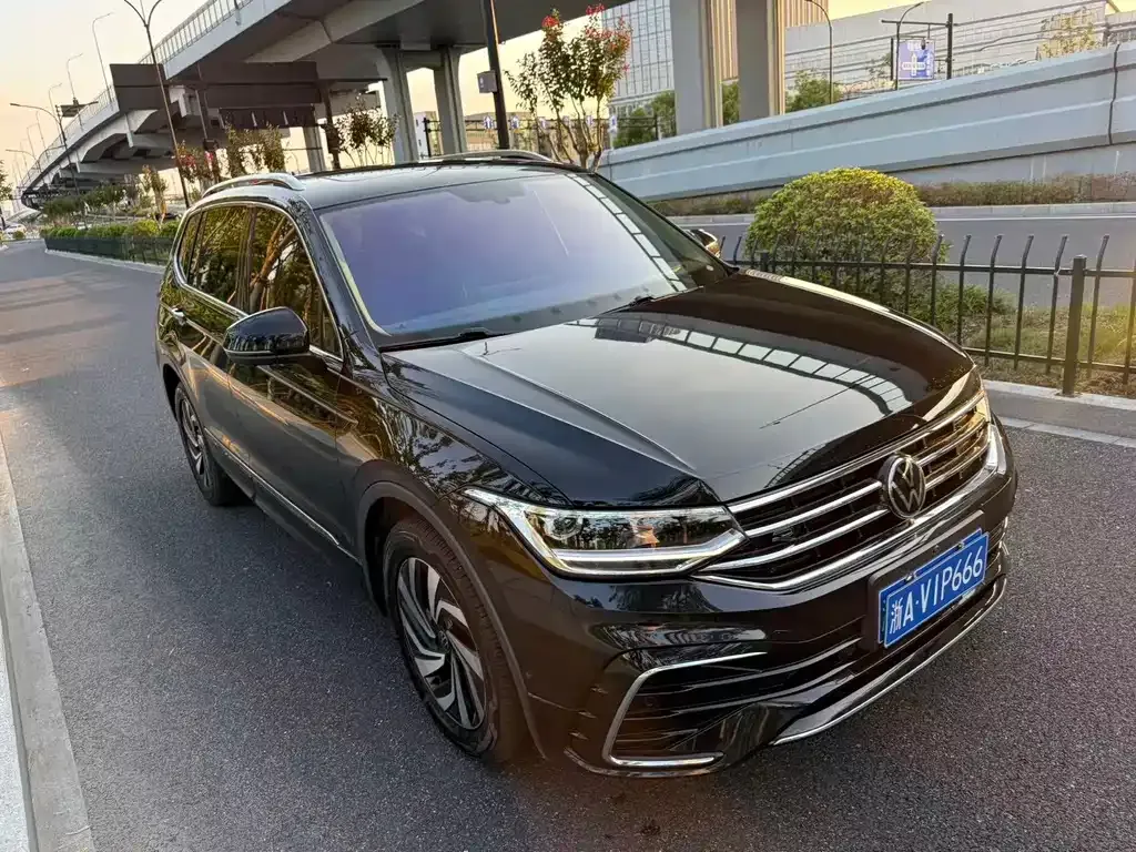 Volkswagen Tiguan L — фото 10