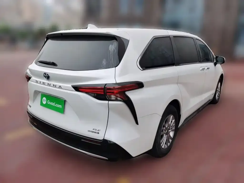 Toyota Sienna — фото 2