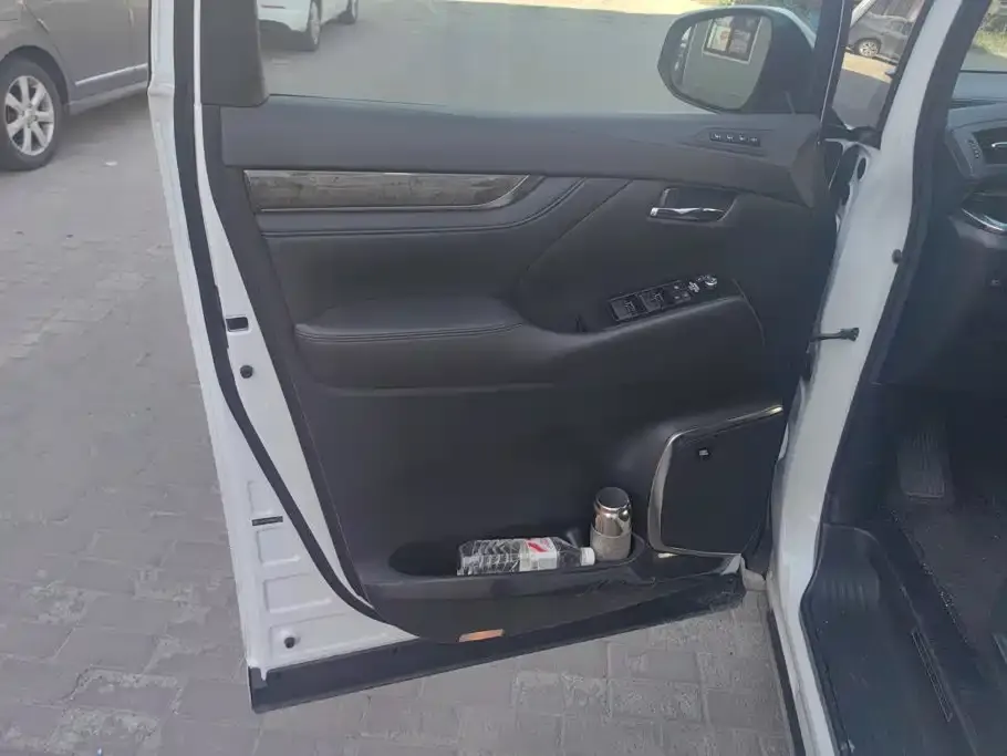 Toyota Alphard — фото 3