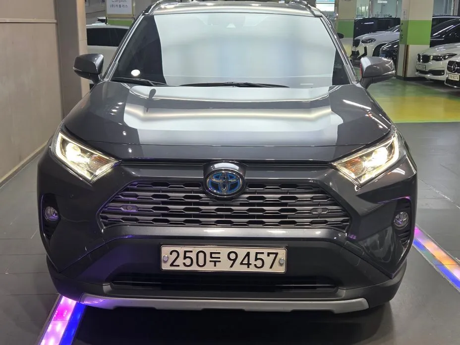 Toyota RAV4 — фото 1