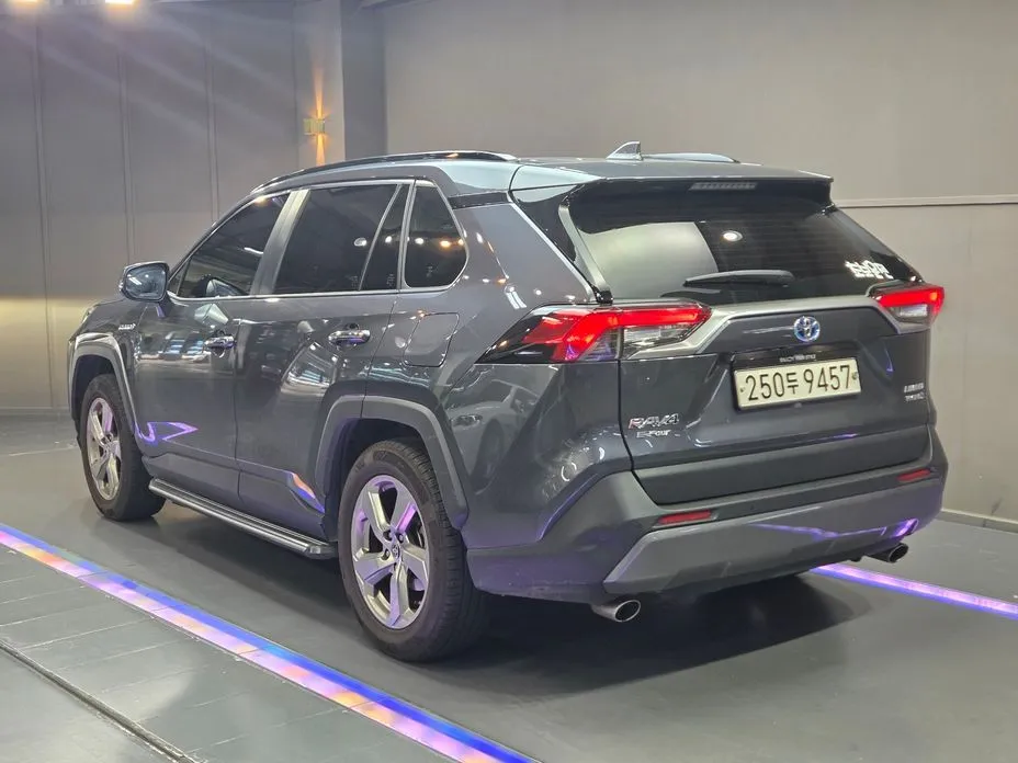 Toyota RAV4 — фото 8