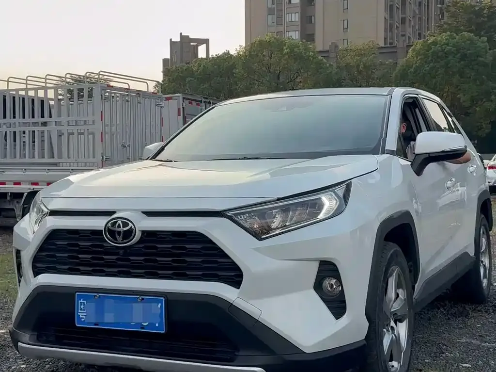 Toyota RAV4 — фото 1