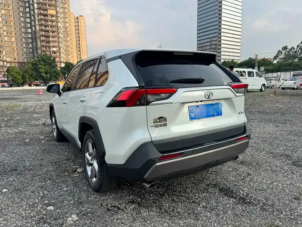 Toyota RAV4 — фото 7