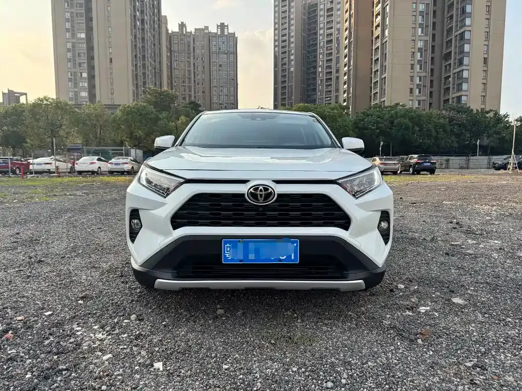 Toyota RAV4 — фото 5