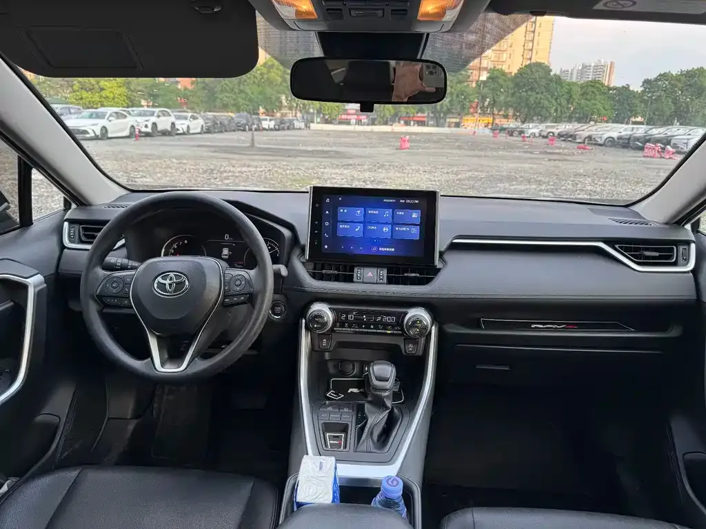 Toyota RAV4 — фото 8