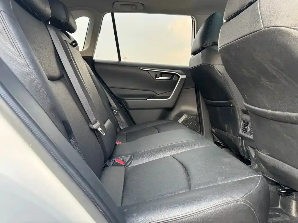 Toyota RAV4 — фото 4
