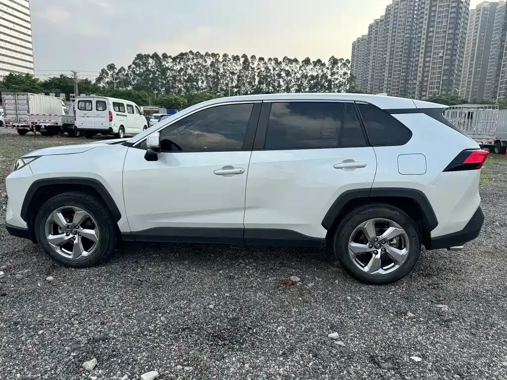 Toyota RAV4 — фото 10
