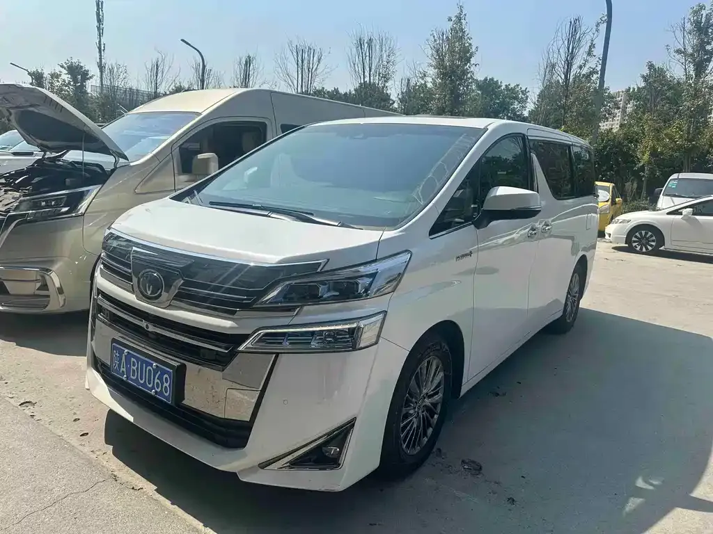 Toyota Vellfire — фото 1