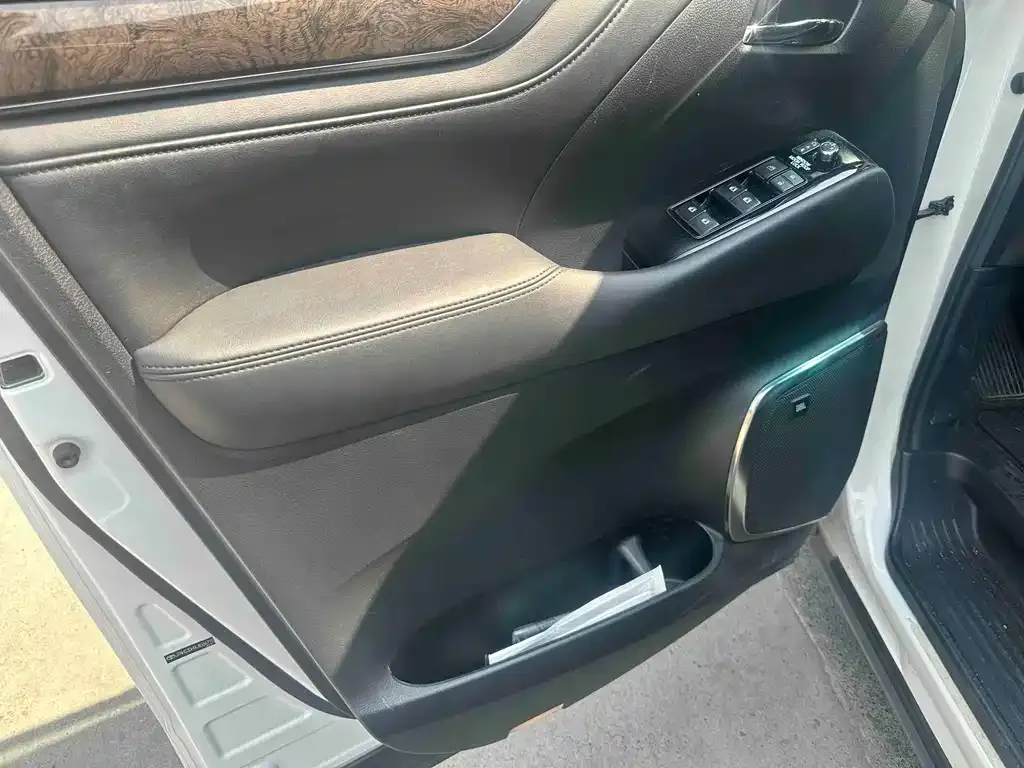 Toyota Vellfire — фото 6