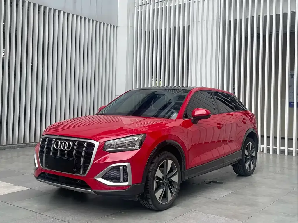 Audi Q2L — фото 1