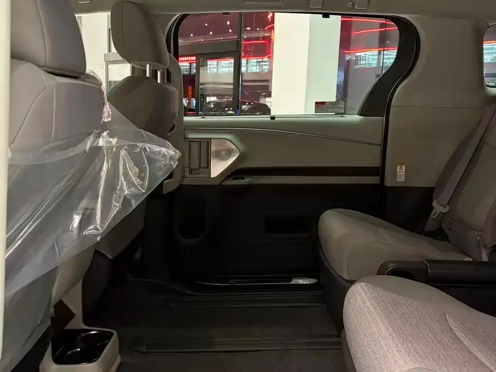 Toyota Sienna — фото 10