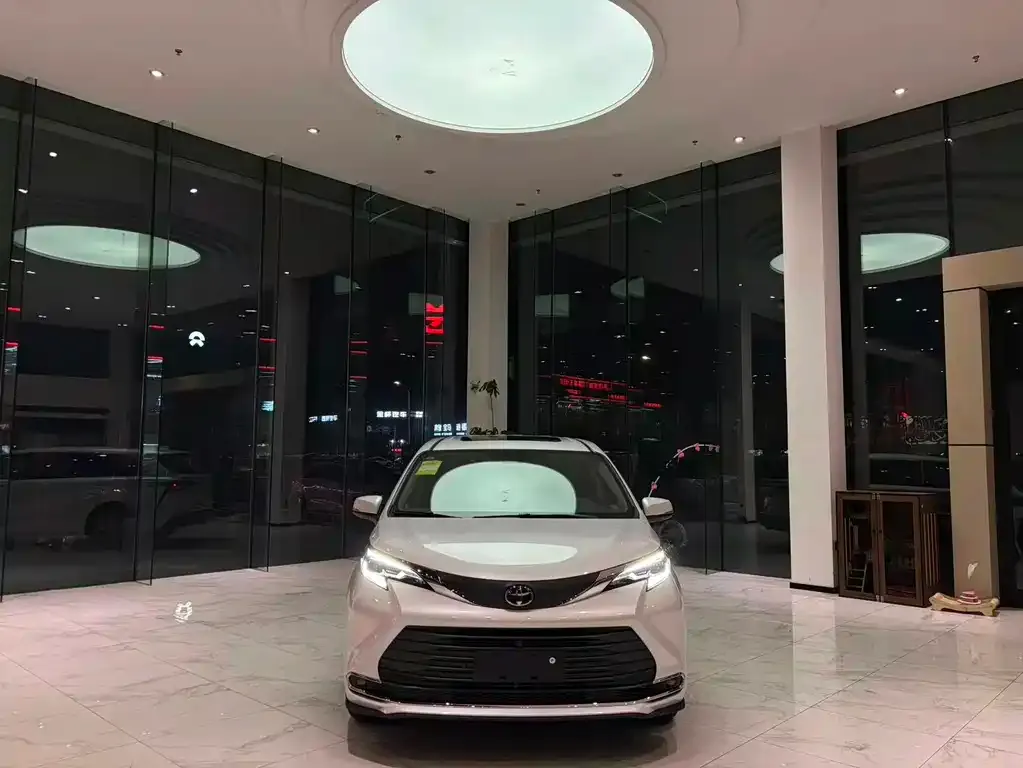 Toyota Sienna — фото 3