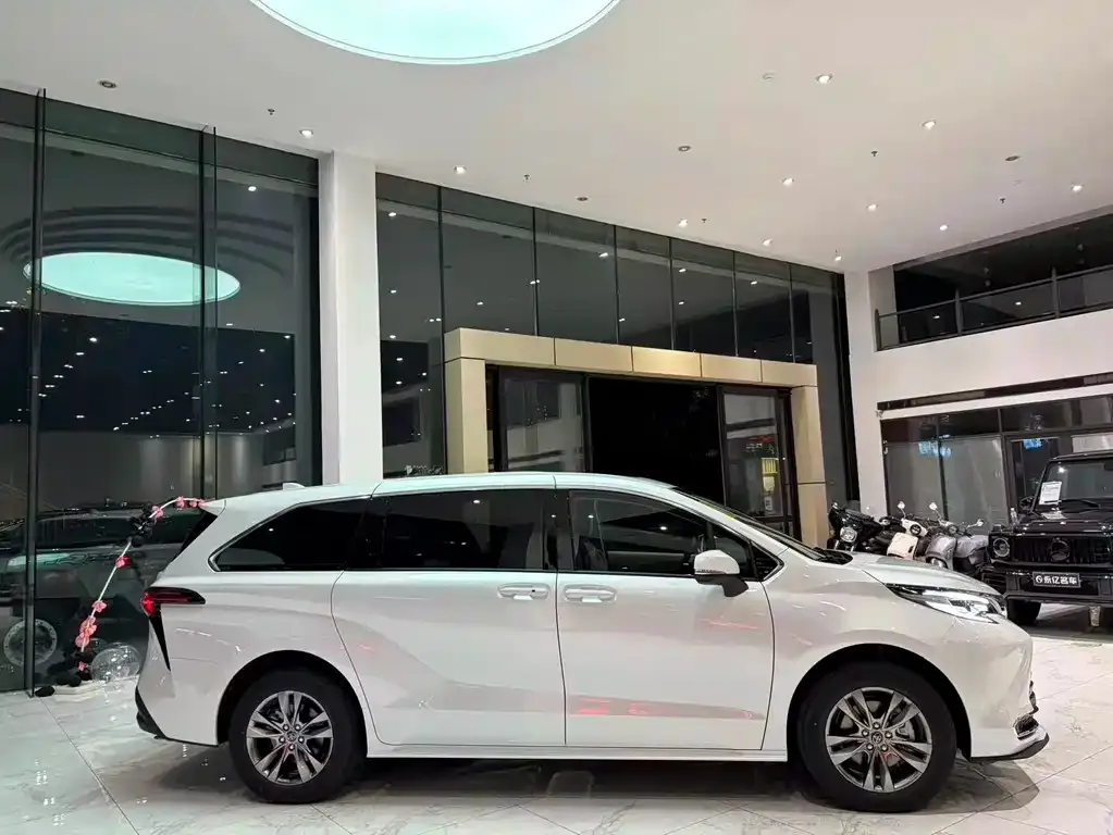 Toyota Sienna — фото 8